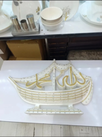 Suvenir kema, arab yozuvi Bismilloh tushirilgan, gips va metall, qo‘l mehnati