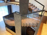 Деревянные лестницы с стеклянными перилами
