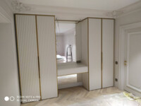 Шкафы с встроенным комодом в стиле Хай Тек